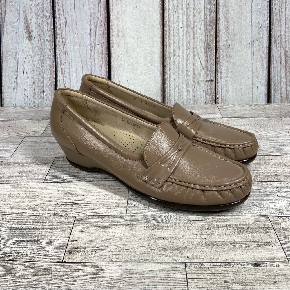 SAS Shoes Womens Size 8 Slim Beige Tripad Heels Wedges Comfort Penny Loafers
